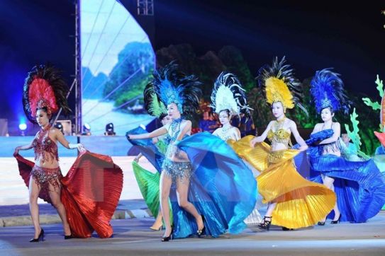 Thousands performers light up Carnaval Ha Long 2016