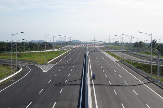 New expressway cuts Hanoi - Hai Phong travel time by half